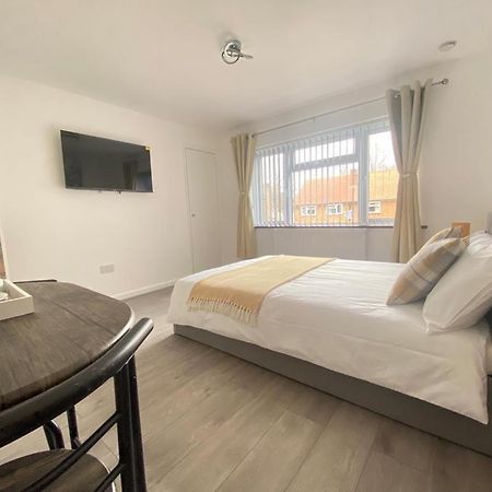 Gatwick Deluxe En-Suite Rooms Horley Buitenkant foto